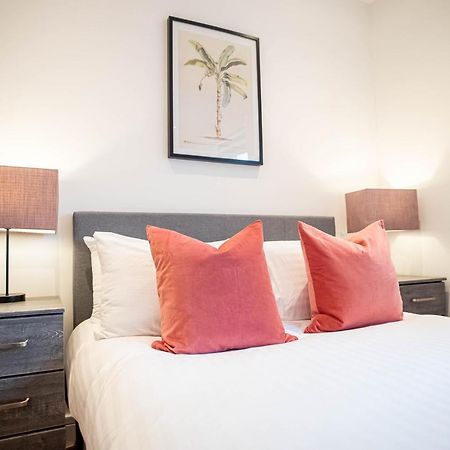 Апартаменты Two Bed Flat With Wrap Around Terrace Near Legoland, Windsor, Tube Station Слау Экстерьер фото