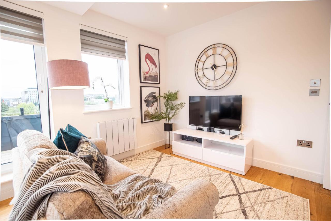 Апартаменты Two Bed Flat With Wrap Around Terrace Near Legoland, Windsor, Tube Station Слау Экстерьер фото