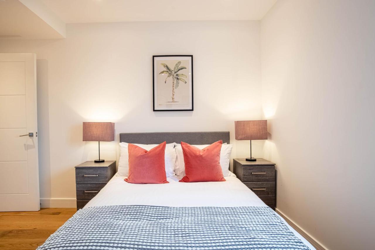 Апартаменты Two Bed Flat With Wrap Around Terrace Near Legoland, Windsor, Tube Station Слау Экстерьер фото