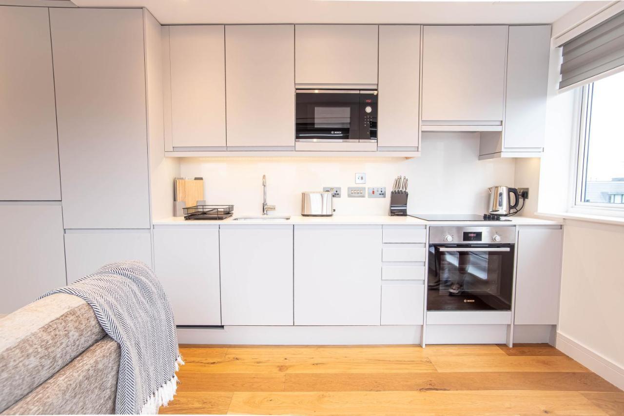 Апартаменты Two Bed Flat With Wrap Around Terrace Near Legoland, Windsor, Tube Station Слау Экстерьер фото