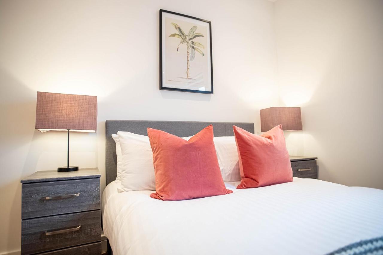 Апартаменты Two Bed Flat With Wrap Around Terrace Near Legoland, Windsor, Tube Station Слау Экстерьер фото